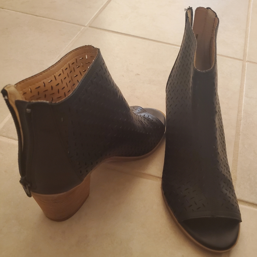 Size 7 peep toe boots